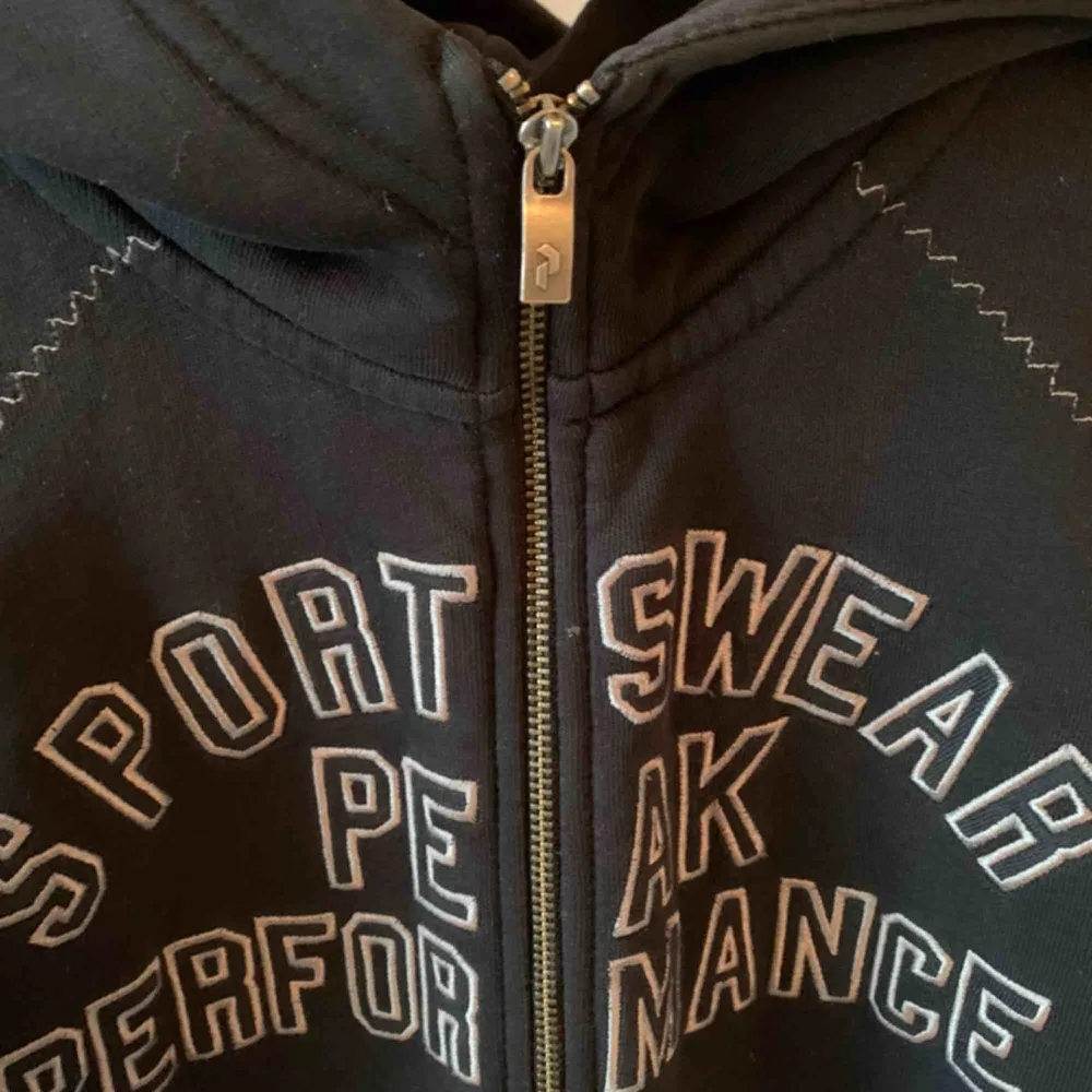 Vintage Peak performance hoodie i stl xs. Frakten kostar 30kr och ingår inte i priset . Hoodies.