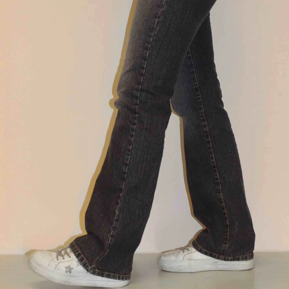 En snygg byxa i en rak modell, en perfekt blå jeans-färg som går att matcha med det mesta!!🥰🥰 Modellen är 171 cm lång.. Jeans & Byxor.