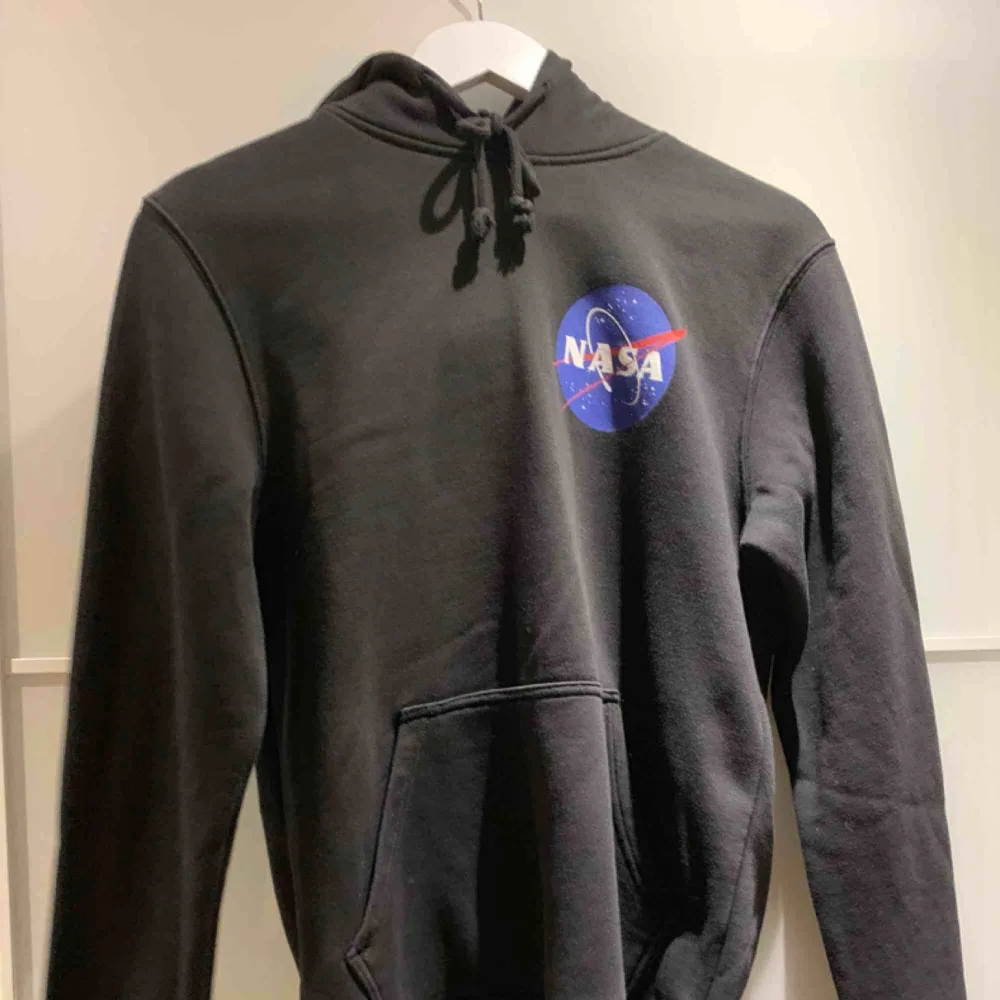 Säljer denna NASA- hoodien från HMs herravdelning. Sitter inte allt för stort. Skulle säga att den passar både XS-M, om man är tjej. Frakt tillkommer. Hoodies.