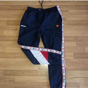  - Säljer mina Ellesse byxor som jag köpte i Spanien.  