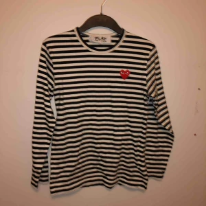  - En svart-vit randig comme des garcons tröja, använd kanske 5 gånger! Inga hål eller fläckar så den är imprincip som ny😁