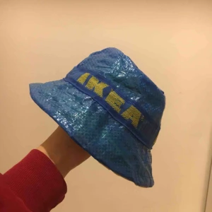  - Hemmasydd Buckethat av Ikea påse med snygga detaljer! Aldrig använd! Gult mjukt innertyg för en bekväm passform, som dessutom matchar bandet runt hatten.  Hör av dig för mer info/bilder/frågor Kan mötas upp i Gbg eller Frakt 50kr, endast swish Mvh Emilia 