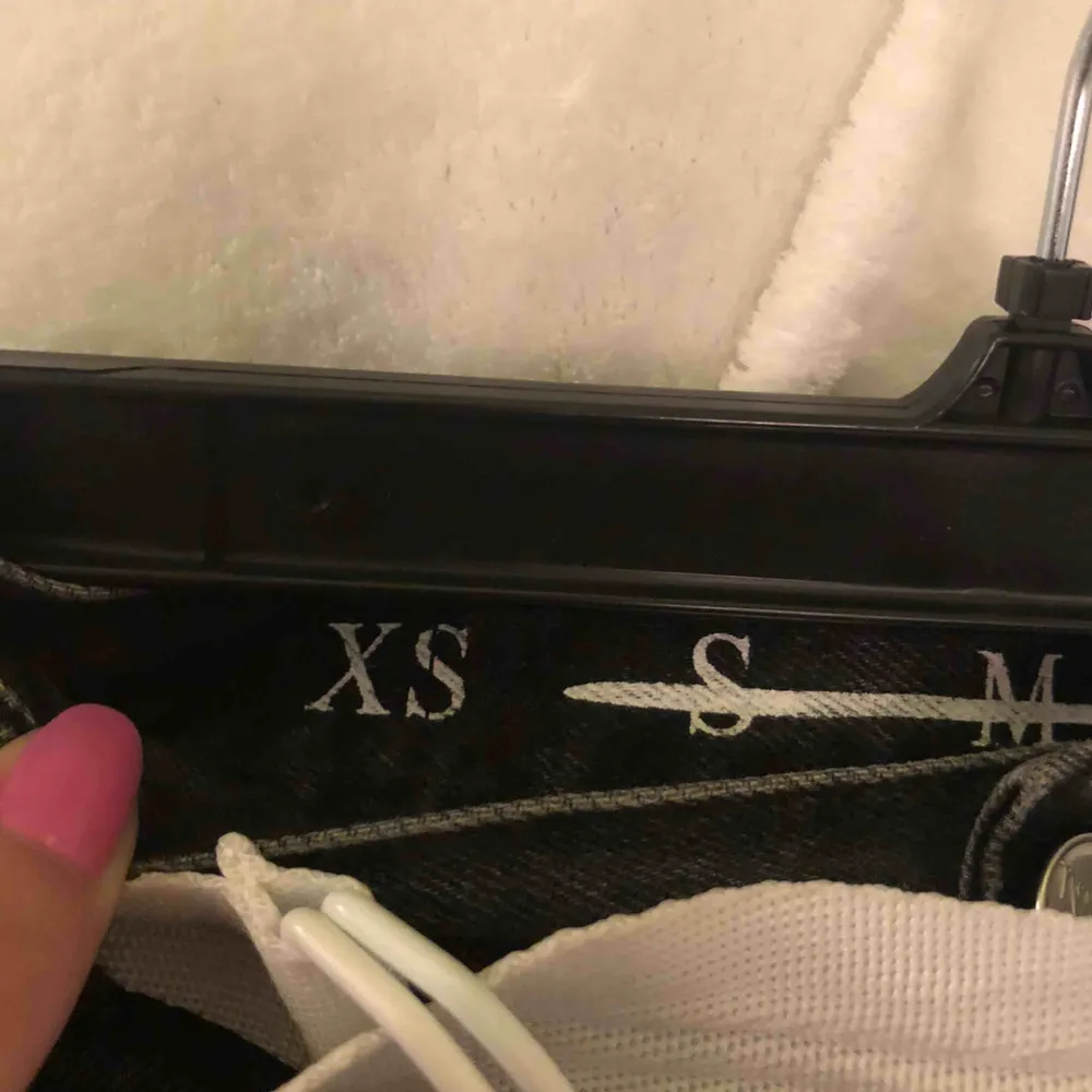 Storlek XS men de är lite stora i storleken, sitter tajtare på mig som är mellan S och M men passar även en normal XS men då sitter de mer baggy:) rak modell, högmidjade, grå/svart stentvättade ❗️skärpet medföljer❗️. Jeans & Byxor.