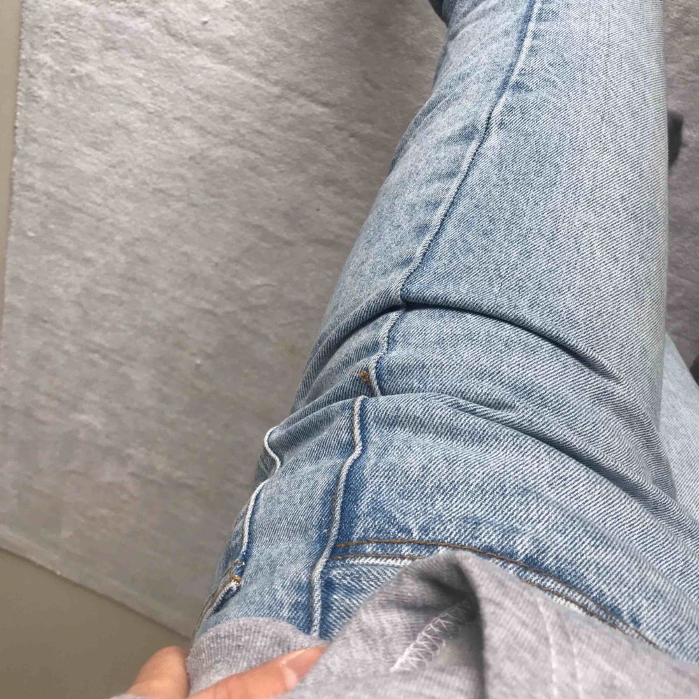 Ett par ljusblå jeans från brandy Melville, storlek M men skulle säga att de passar 26/27 i storlek, de är 99 cm långa! Jag är 1,68 och de är ner till precis över foten på mig. Jeans & Byxor.