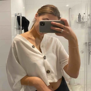  - Vit topp, använd 1-2 gånger endast. Säljer pga att jag aldrig använder den. ❗️❗️❗️❗️SENASTE BUD 100 KR INKLUSIVE FRAKT ❗️❗️❗️