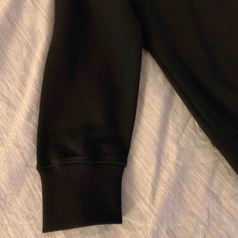 Calvin Klein (Ej Tag) - Svart Basic Logo Sweatshirt - Medium - 9/10 använd en gång -Nypris: 850kr - Pris: 400 (fast pris, köparen står för frakt) Kvitto finns (digitalt) Kommer från ett djurfritt och rökfritt hem Mer bilder finns vid intresse i PM.. Tröjor & Koftor.