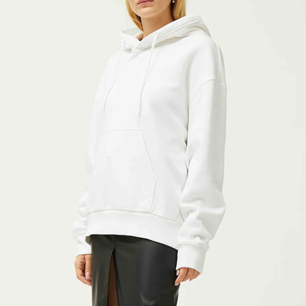 Säljer min vita weekday hoodie som är hur snygg som helst och oversize i modellen. Beroende på hur man vill att den ska sitta så passar den från XS-L. Frakt tillkommer.. Hoodies.