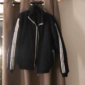  - Jättefin vindbreaker med lite foder men endå ganska sval från adidas