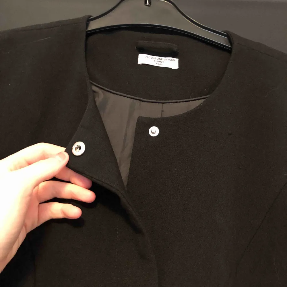 Ett snygga svart kappa från Jacqueline de yong nu only, köptes i augusti 2019, knappt använd . Jackor.