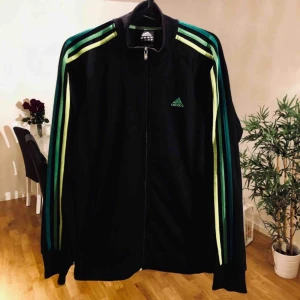  - tröja från adidas säljer jag då den är lite för stor för mig, är i gott skick 👌 Svart med olika gröna nyanser Storlek S, men mer som M Hämtas i Västerås,kan skickas mot fraktkostnad 