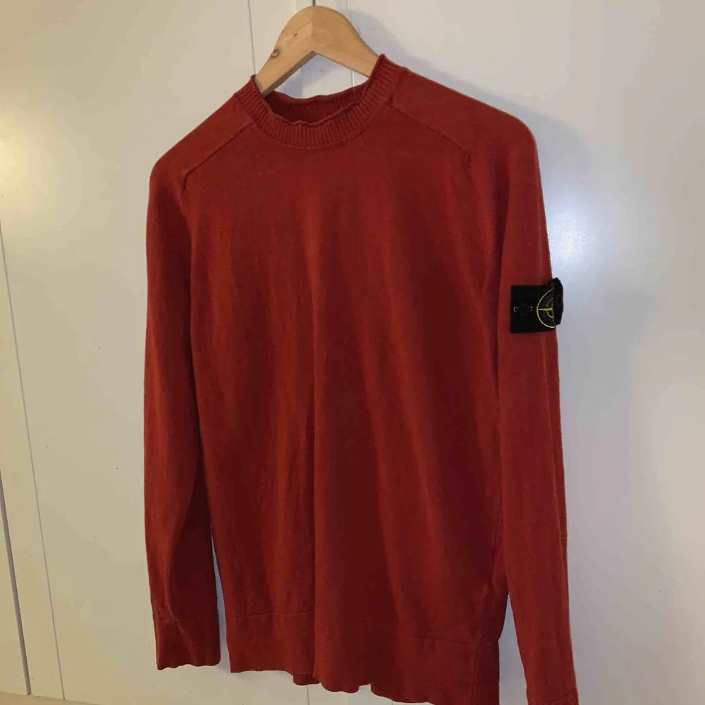 Röd Stone Island tröja i fint skick köpt på Stone Island butiken i New York för 230 dollar (ca 2200 kr). Frakt ingår vid snabb affär . Tröjor & Koftor.