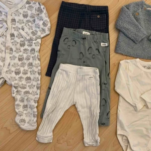  - Fina barnkläder i storlek 74. Liten fläck fram på ugglepyjamasen. Skickas mot frakt eller mötas upp.