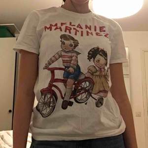 Melanie Martinez tröja köpt på hennes Crybaby Tour 2016. Cool men används inte alls längre :/ frakt tillkommer