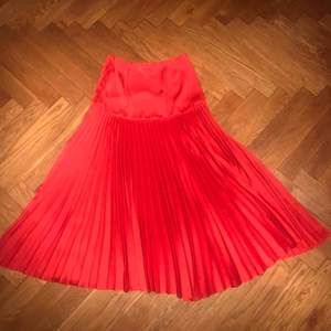 Rödkjol från H&M Storlek: 36 Osäker på material Pris: 350 kr Längd 90 cm