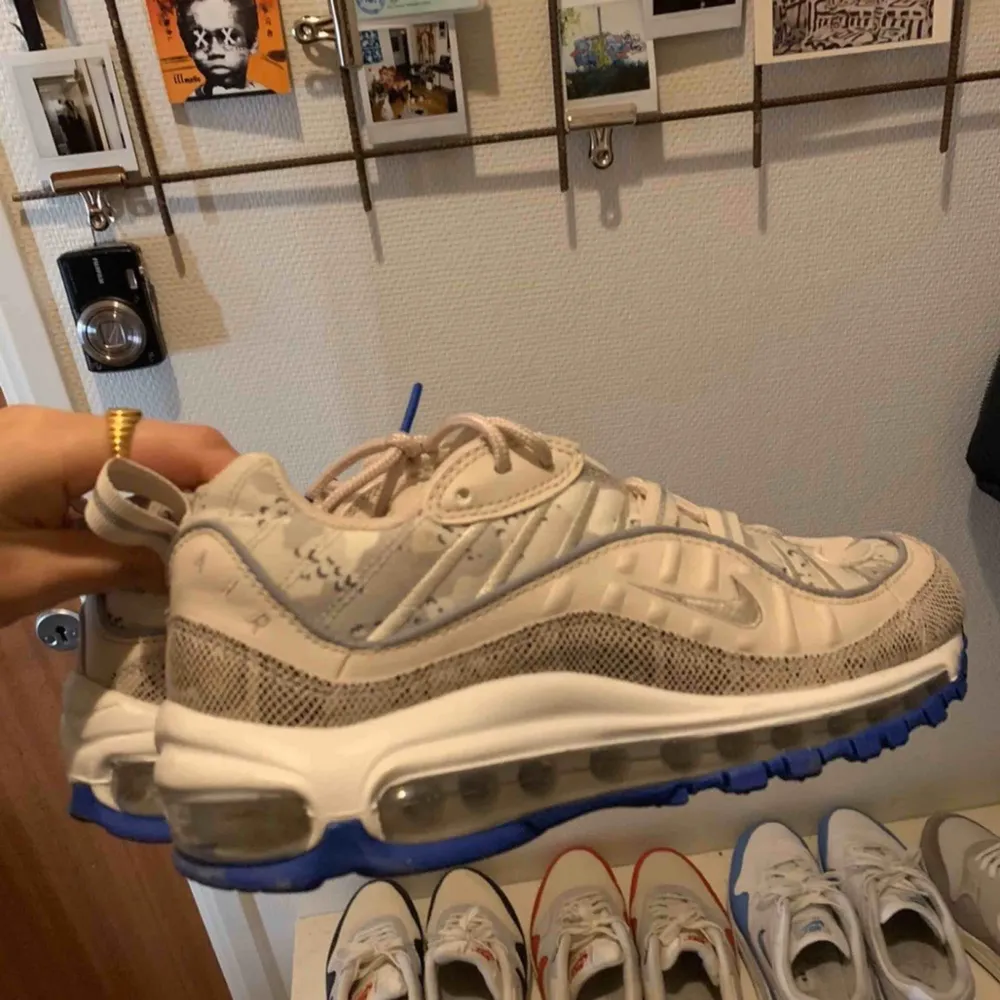 Air max 98, vit/beige/blå. Feta och bekväma skor, men kommer aldrig till användning så jag har alldeles för mycket skor.. Skor.