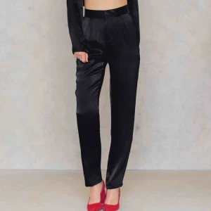  - Kostymbyxor i fint skick, sparsamt använda. Säljer även matchande blazer. +59 för frakt, alternativt avhämtning i Stockholm.