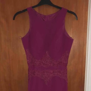  - Fin lila Klänning med detaljer. Storlek S.  Finns i Stockholm. Pris: 1000 kr