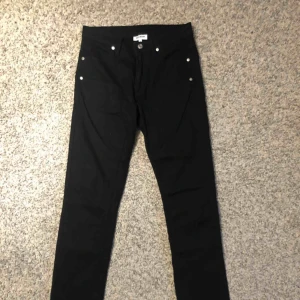  - Balla jeans från Weekday i storlek 46.