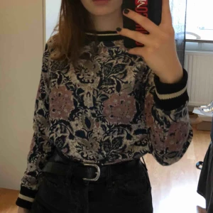  - Fin tröja från MILK Copenhagen i bra skick. Sweatshirt med mönster och muddar i svart och guld. Den är i barnstorlek men passar en XS-S. Köparen står för frakten. 