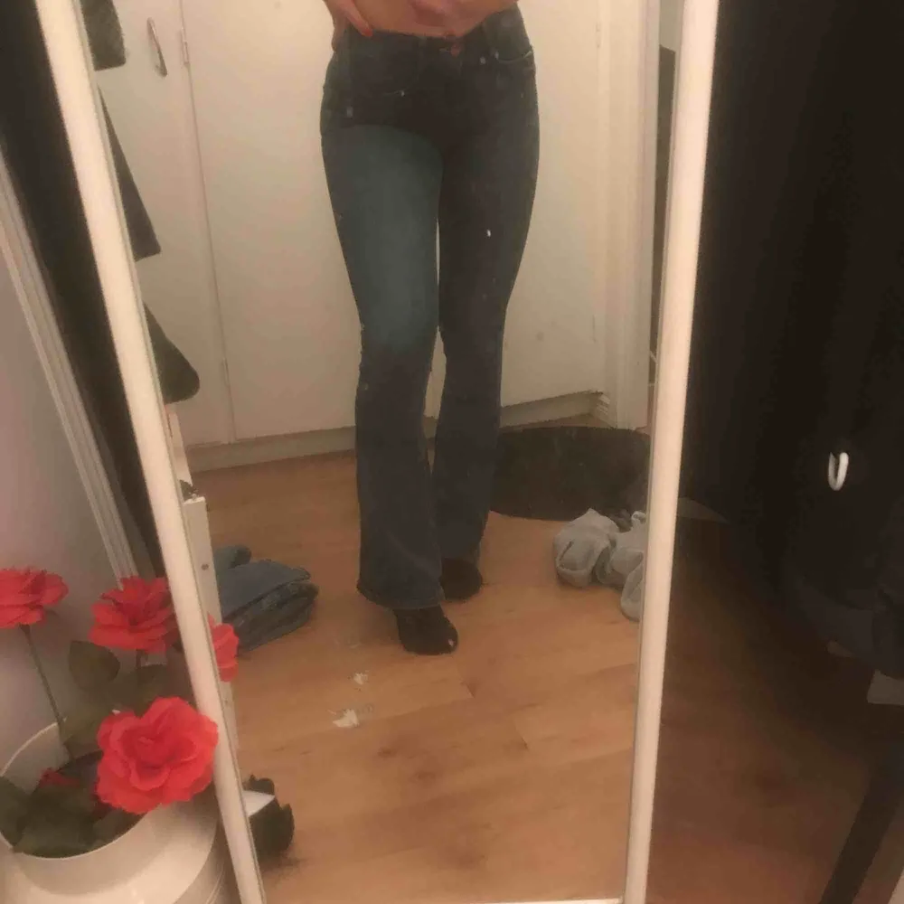 Bootcut jeans från bubbelrom. Dom är väl använda som ni ser på andra bilden har dom slitningar på rumpan men som är lätt att laga ❤️. Jeans & Byxor.