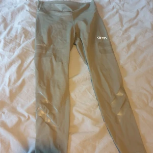  - Nästan oanvända aimn tights i färgen grön. Storlek M. Hög midja och väldigt skönt material. Frakt inräknat i priset!