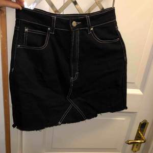 Säljer denna Cilla reverse seam jeans kjol från boohoo då den bara inte används. Kjolen är anständig endast två gånger och är i mycket bra skick