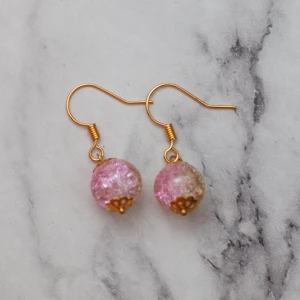 Enkel rosa  - Fina örhängen med tvåfärgade glaspärlor. Nickelfria. Obs! De är inte orangea som på bilden, Photoshop ändrar färgerna för mig 🙃 11:- i frakt, fri frakt vid köp över 100:-.