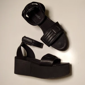  - Platåsandaler från H&M Divided. Stängs med kardborrband. Helt oanvända! 