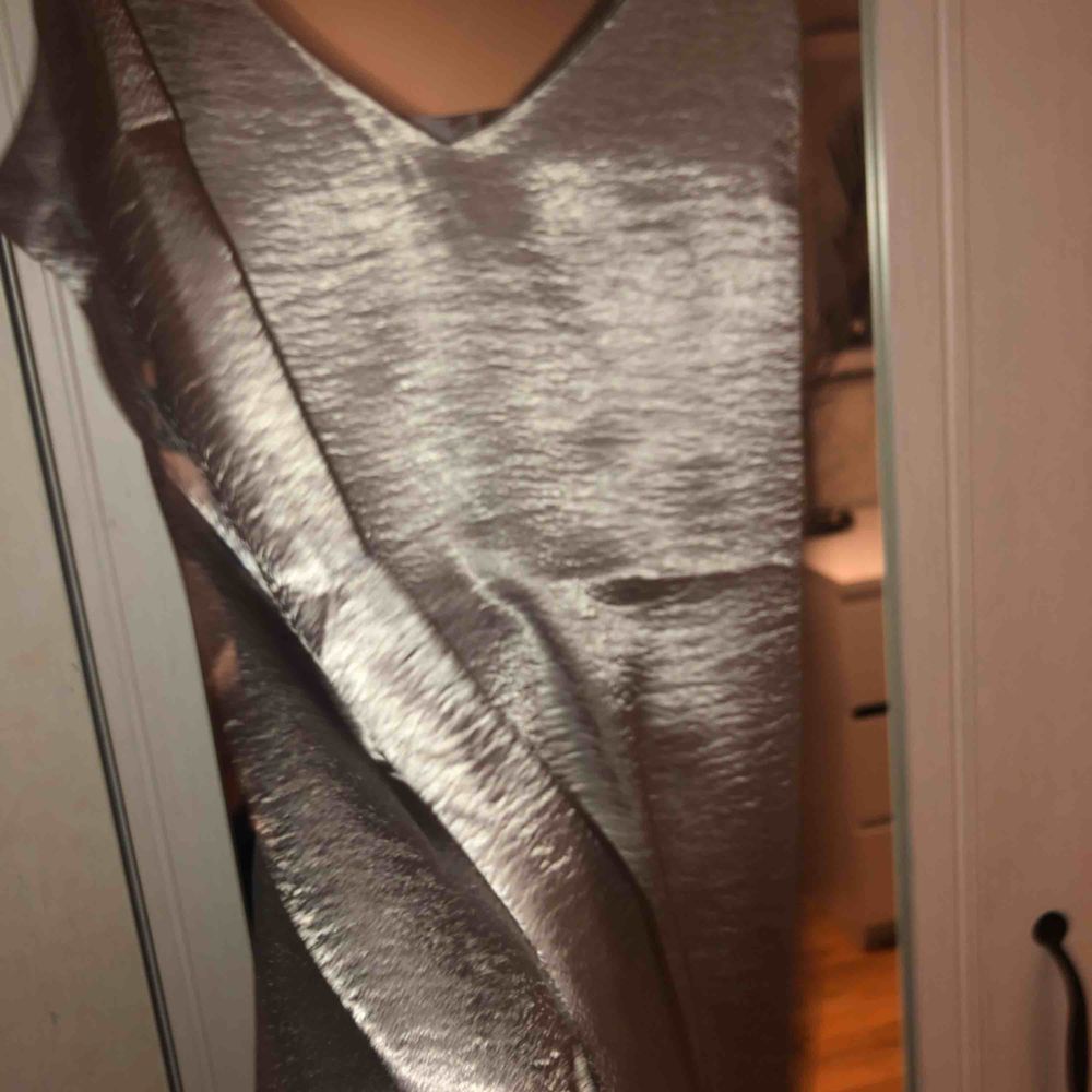 Jätte snygg silvrig klänning från Kristin Sundbergs kollektion med NA-KD. Passar mindre storlekar oxå ✌🏼Köpte i fel storlek så därför inte använd!. Klänningar.