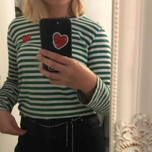  - CDG tröja i fint skick, storlek M men liten i storlek, passar mig som är S. Äkta! 550kr inkl frakt! Priset kan diskuteras💕