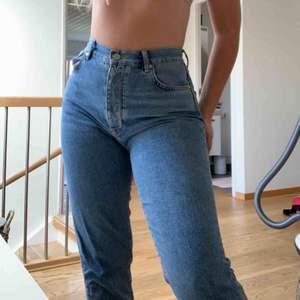 Sjukt snygga mom jeans som jag ej får användning för. 🌹  Bilder är från tidigare säljare på plick