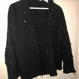  - Skitsnygg svart skjorta med nitar, använd tre ggr så är så gott som ny. Strl M men är oversize fit så passar snyggt på L och S. Frakten ingår i priset!💓