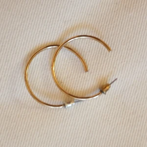  - Säljer ett par guldiga örhängen i fint skick! Kan mötas i stockholm eller frakta för 15 kr