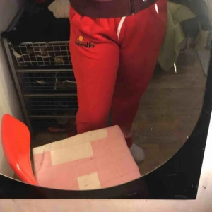  - Röda mjukisbyxor i skönt matrial, endast testade en gång. Tyvärr fel storlek så säljes pga det! Köpta i L och trodde dem var små i storleken men dem sitter som en L ska. Aldeig använda, endast testade