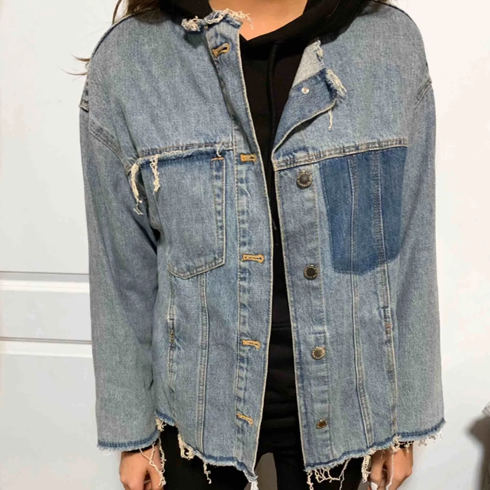 Fräsch jeansjacka slitningsdetaljer. Storlek/fit: En xs i en oversize modell! Köpare står för frakt!. Jackor.