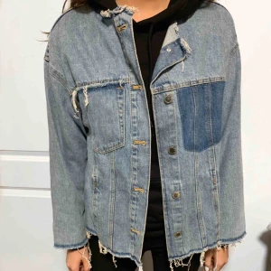  - Fräsch jeansjacka slitningsdetaljer. Storlek/fit: En xs i en oversize modell! Köpare står för frakt!
