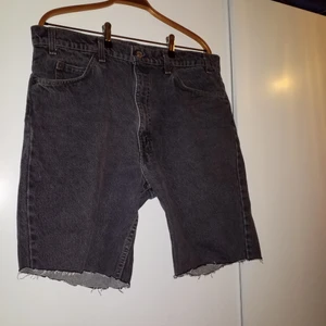  - Avklippta gråsvarta levis-shorts