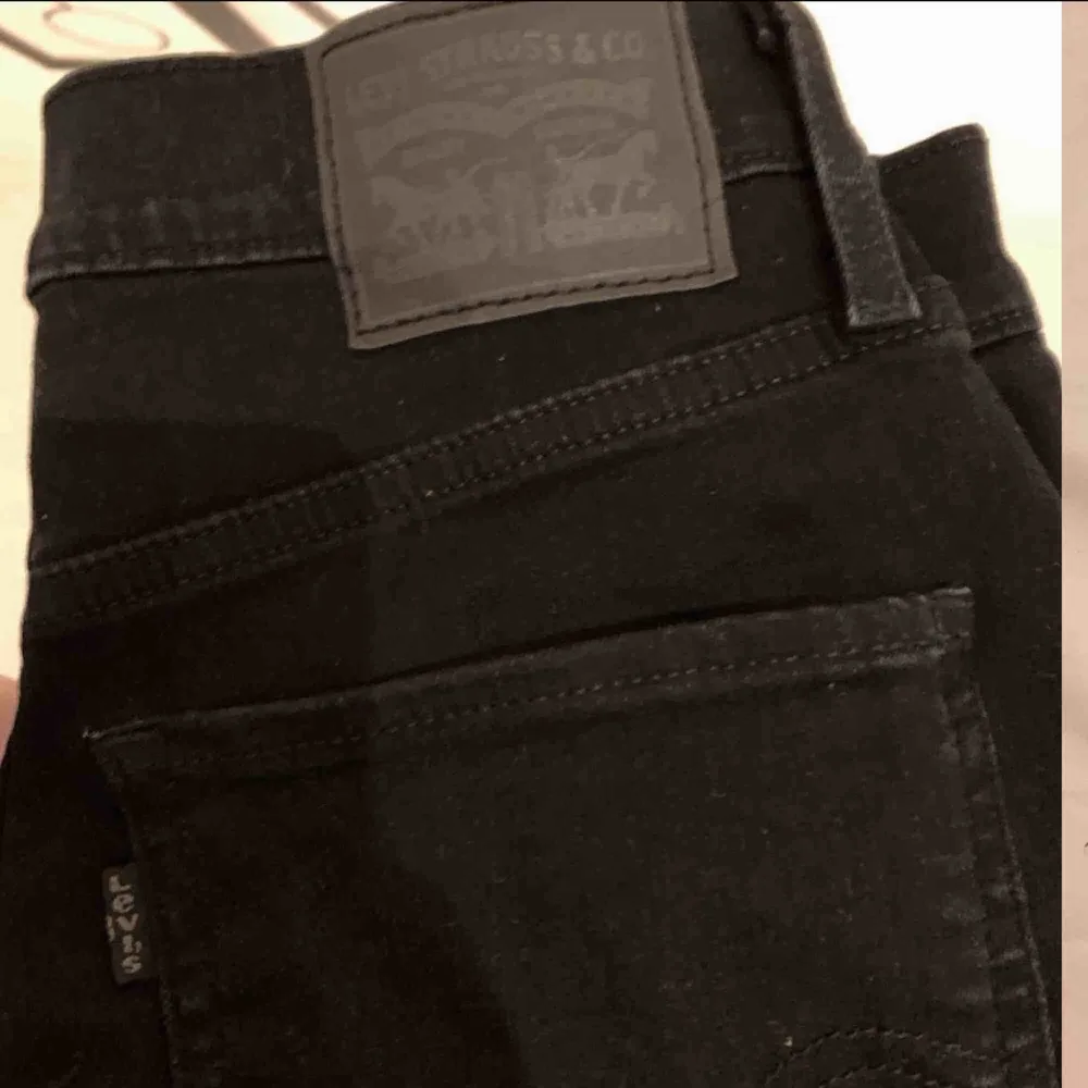 Supersnygga Levis jeans i storlek w27. Det är modellen mile high Säljer pga att de är förstora för mig, nypris 1100kr. Priset går att diskuteras så kom med bud.. Jeans & Byxor.