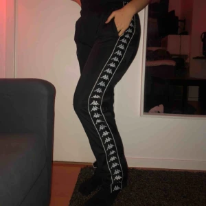  - supersnygga svarta kappa byxor med knappar på sidorna! Storlek M men passar även S. Använda fåtal gånger, som i nyskick. Original pris 700kr. Köparen står för frakt!💕