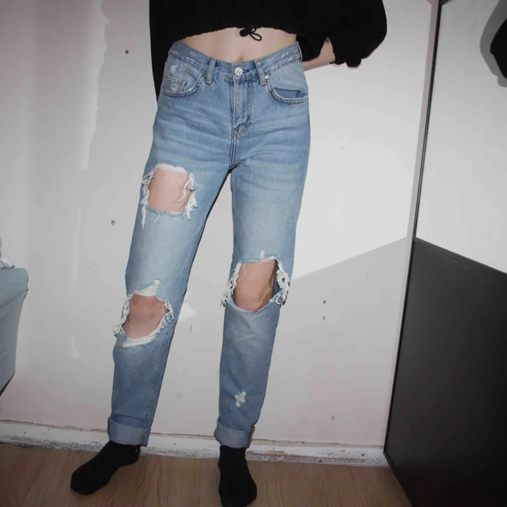 Girlfriend ”Trash 51” jeans från BIKBOK. Storlek XS. Använd ett fåtal gånger. Högmidjade.  Frakt kostar 79kr, postnords blåa kuvert.. Jeans & Byxor.
