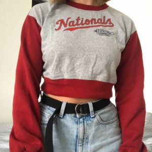  - Säljer min cropade sweatshirt då den inte kommer till användning. Köpt från Beyond Retro där av priset. Väldigt fint skick och använd max 10 gånger😋