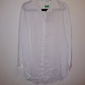  - Skjorta med prislappen kvar, storlek M. 