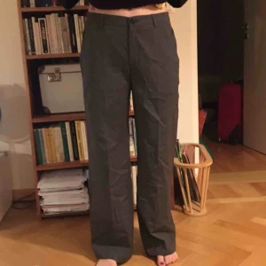  - Perfekta kostymbyxor från Filippa K! Raka i modellen och relativt hög midja. Står storlek M på, men tycker mer att de är S. Personen på bilden har storlek XS och 165 cm lång