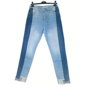  - Skitsnygga high waisted mom jeans från Bikbok, knappt använda.