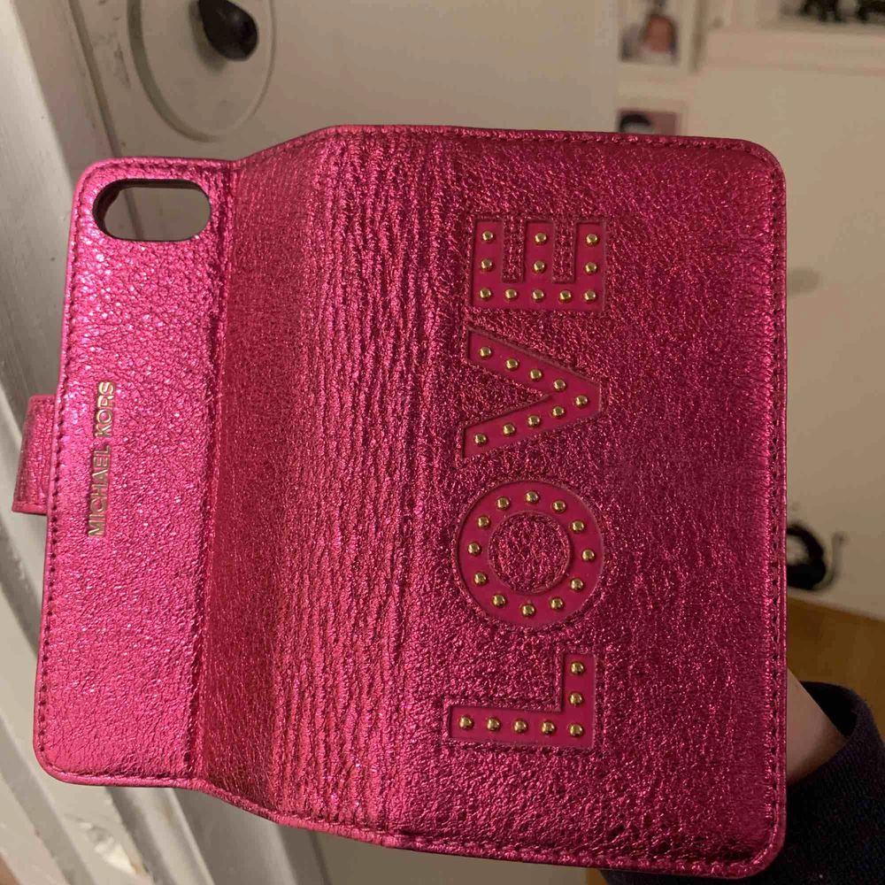 En rosa guldigt plånboksskal från Micheal kors! Använd 1-2 gånger pga inte min stil, fick den i julklapp. Inga repor alls, nyskick! Passar till iPhone 7 & 8. Kan mötas upp i Stockholm! Nypris 1000kr, men säljer nu för mycket billigare🤪👍🏽 . Accessoarer.