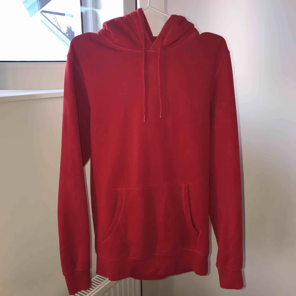 Röd hoodie från H&M, knappt använd, nypris 250kr, köparen står för frakt. Hoodies.