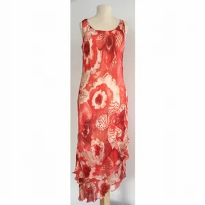  - Vacker blommönstrad klänning med volanger.  Märke: Habella Storlek: Saknas. Passar en 36-38. Skick: Mycket gott. Som ny!  Pris: 200 kronor eller bud.  Frakt: Betalas av köparen.  Mängdrabatt och samfrakt vid köp av flera plagg.