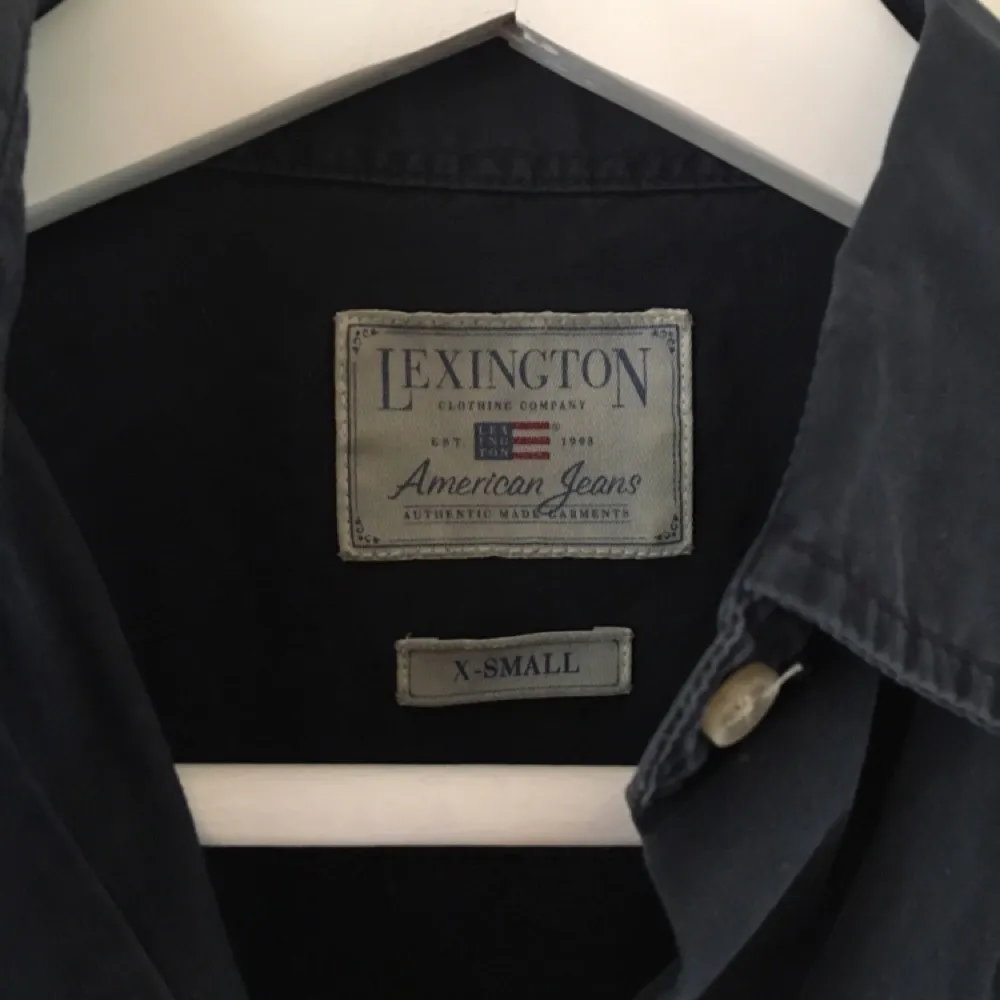 Lexington skjorta i en mörk blå färg som är i mycket fint skick! Snyggt till allt och lite till men tyvärr för liten. Skjortor.