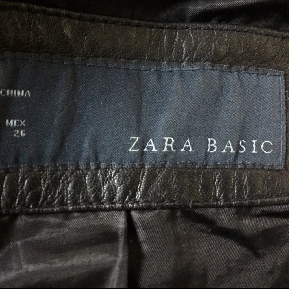 Svart skinnjacka från Zara's basic collection! Storlek S men kan även passa en XS! Ps. riktigt skin! Ses gärna för avhämtning i Göteborg!:). Jackor.