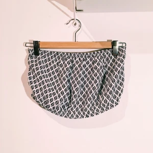  - Fin vit/mörkblåmönstrad top fr Forever 21. Aldrig använd. Resår upp- och nedtill. Står M, sitter fint på mig som har 36. 